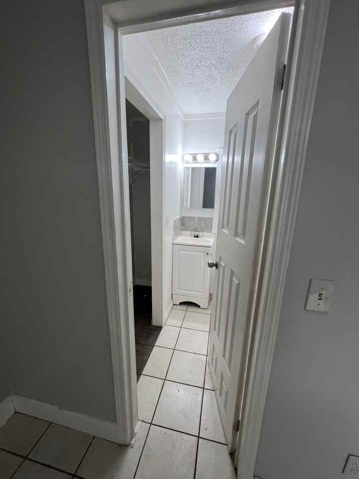 916 Plymouth Ave #B - Photo 7 of 13