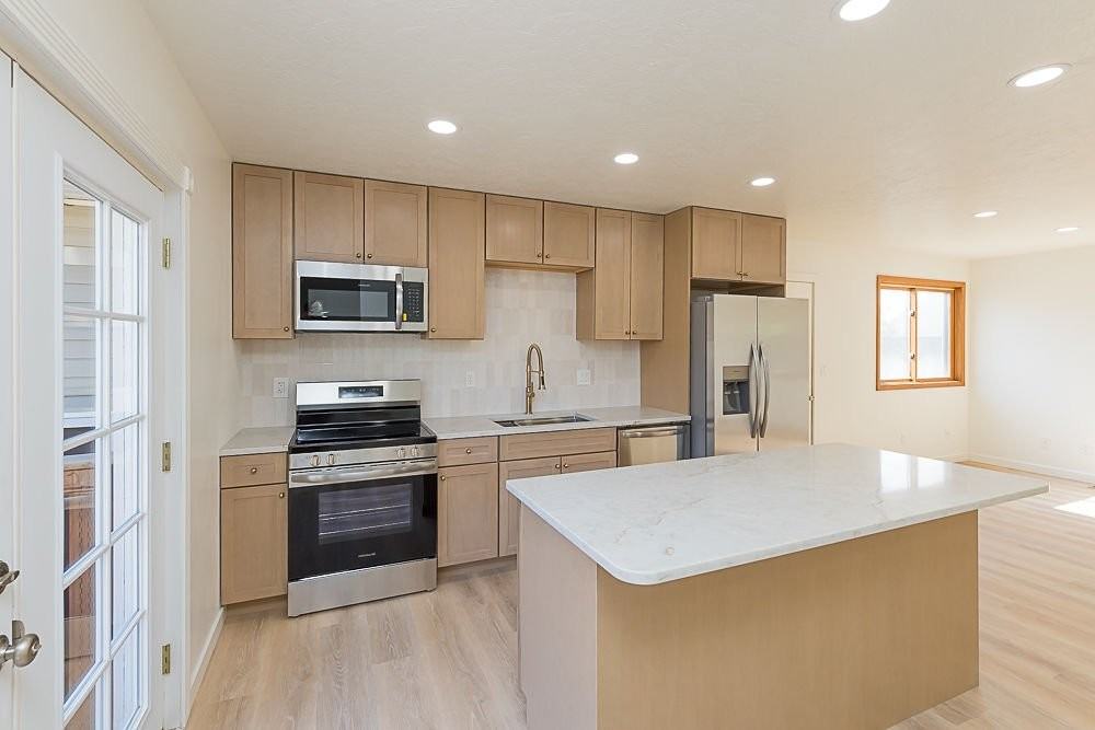 812 Burr Dr - Photo 3 of 20