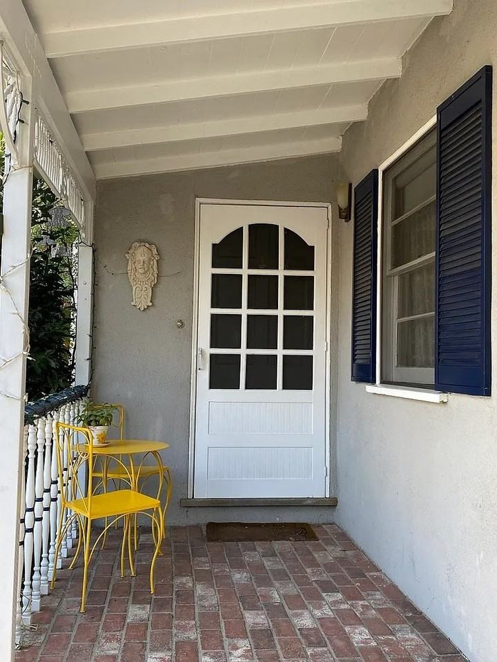 22620 Burbank Blvd - Photo 2 of 16
