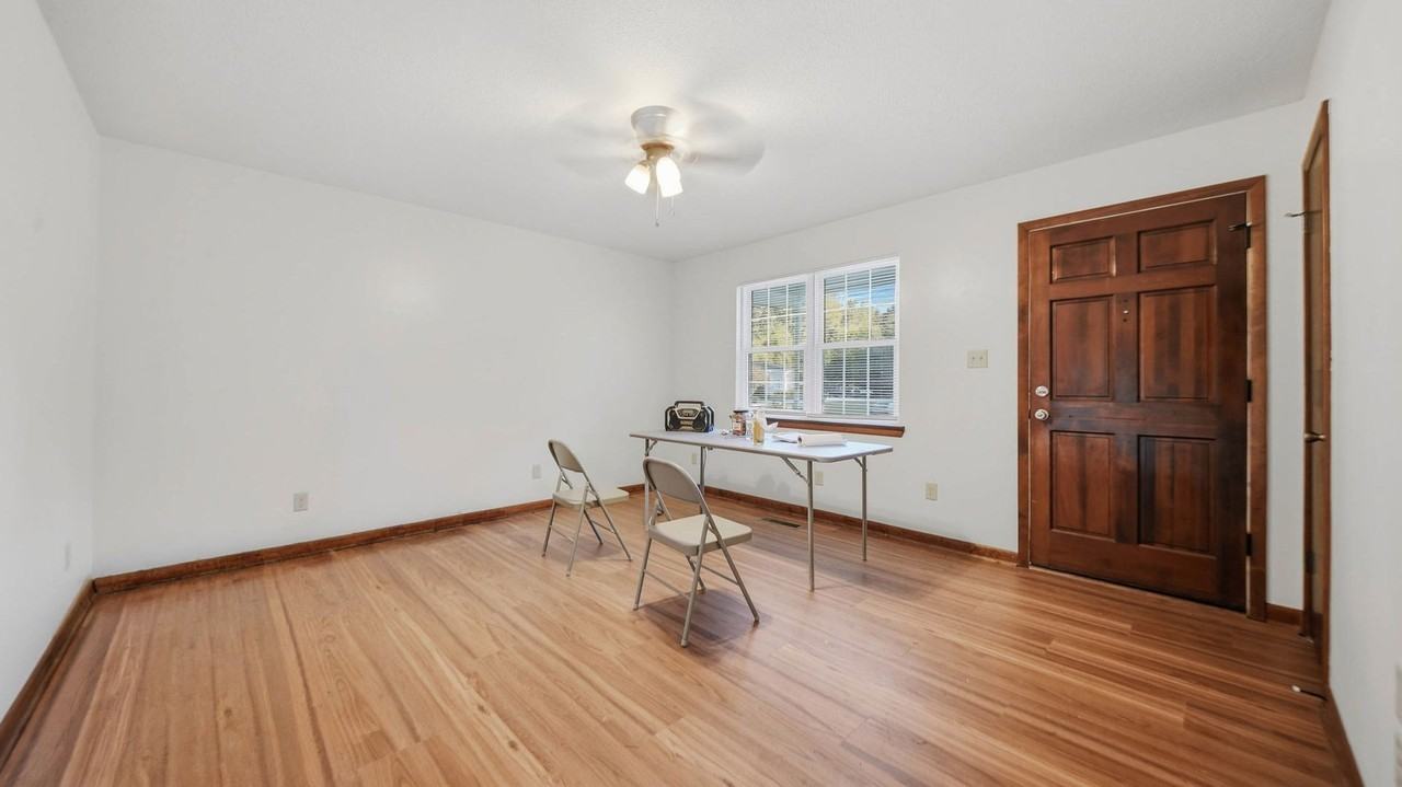 476 Williams Dr - Photo 2 of 11
