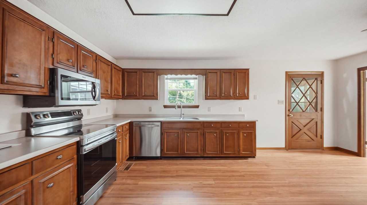 476 Williams Dr - Photo 3 of 11