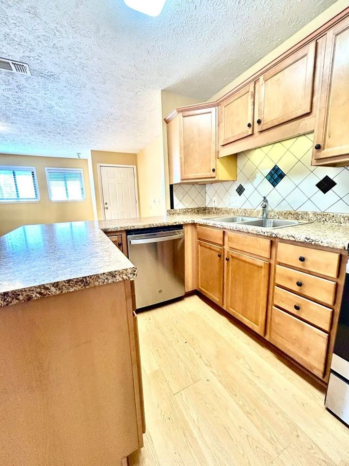 820 Premier Dr - Photo 4 of 14