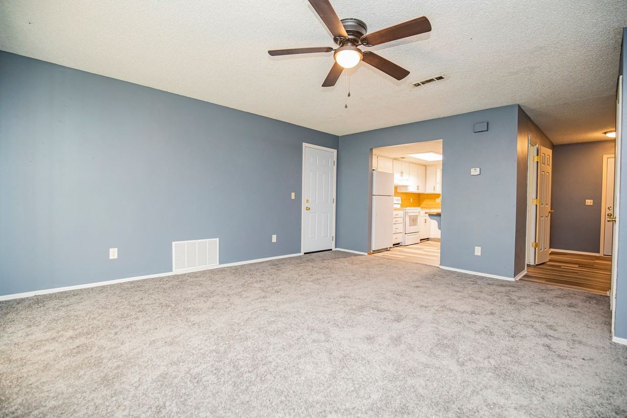 1314B Royal Dr - Photo 4 of 18