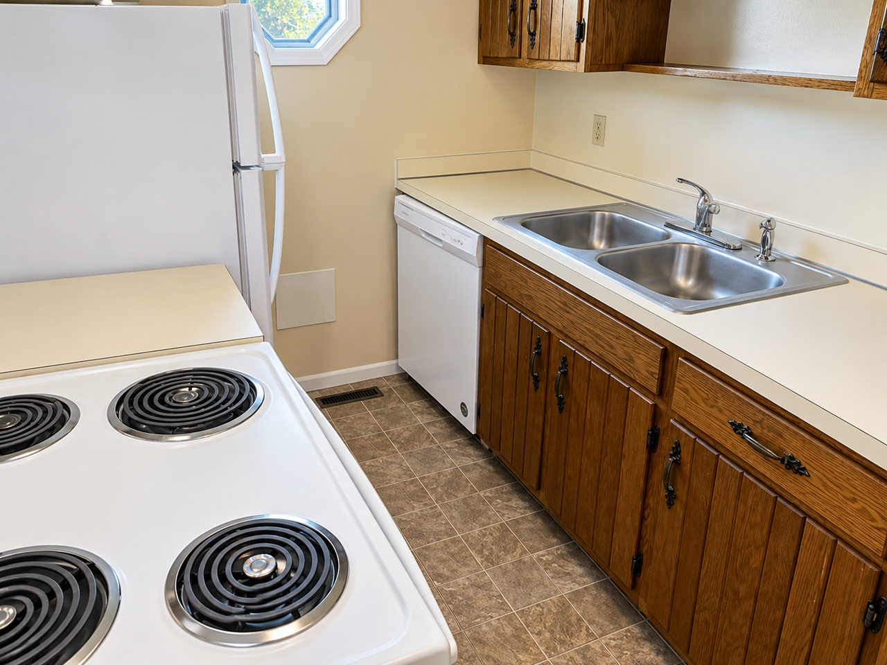 1256 Peggy Dr - Photo 5 of 11