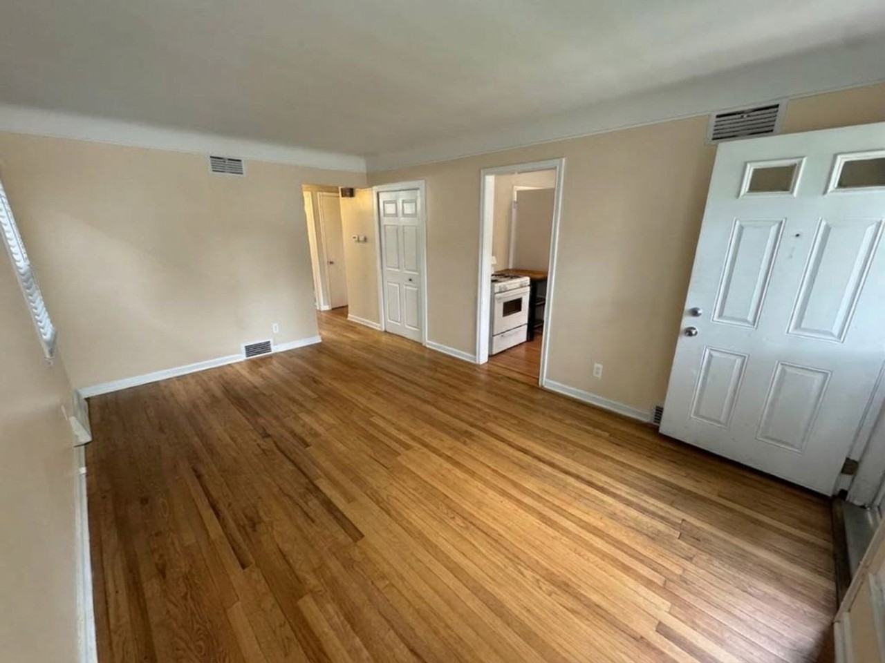 547 E Breckenridge St - Photo 2 of 12
