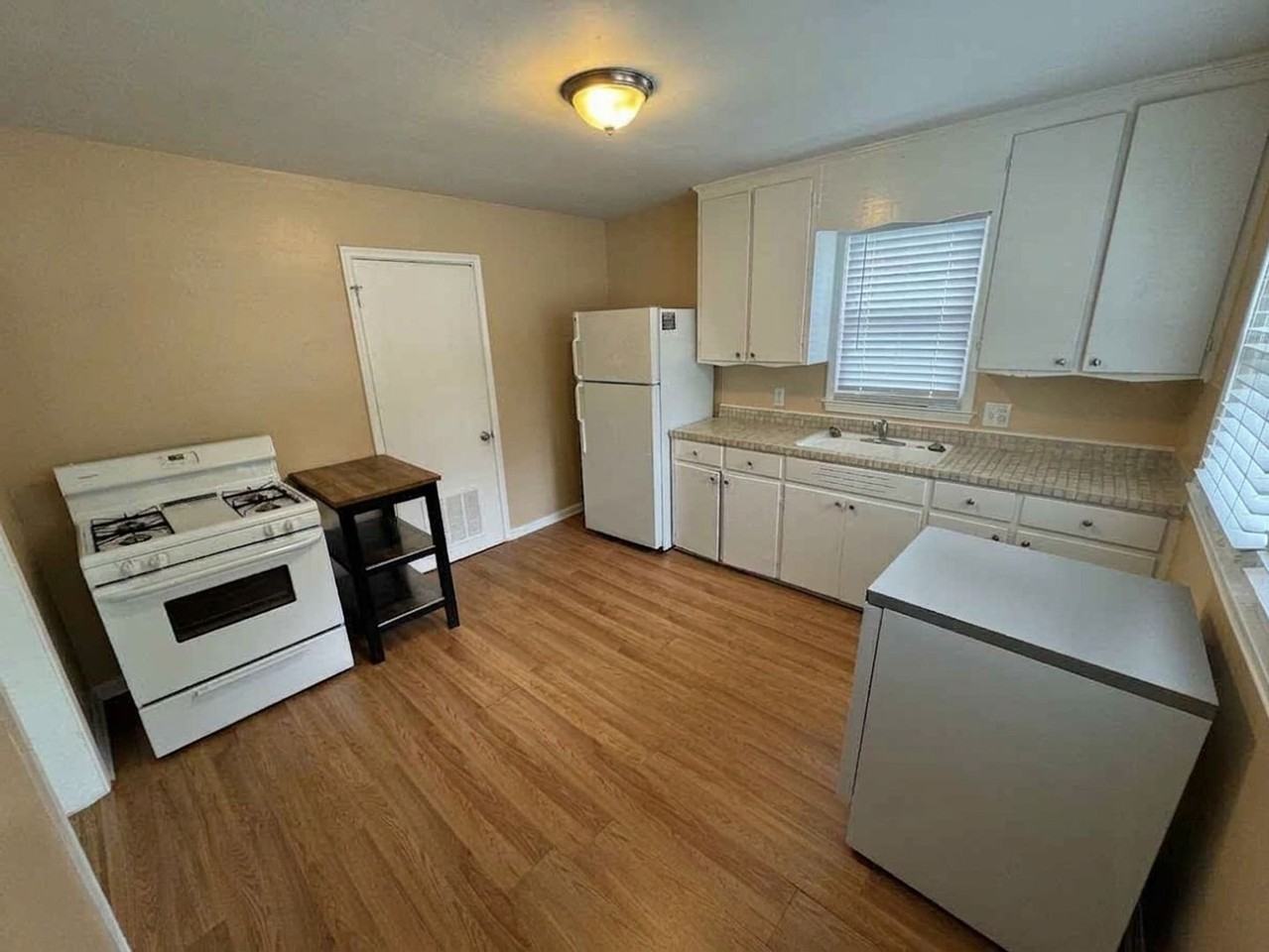 547 E Breckenridge St - Photo 4 of 12