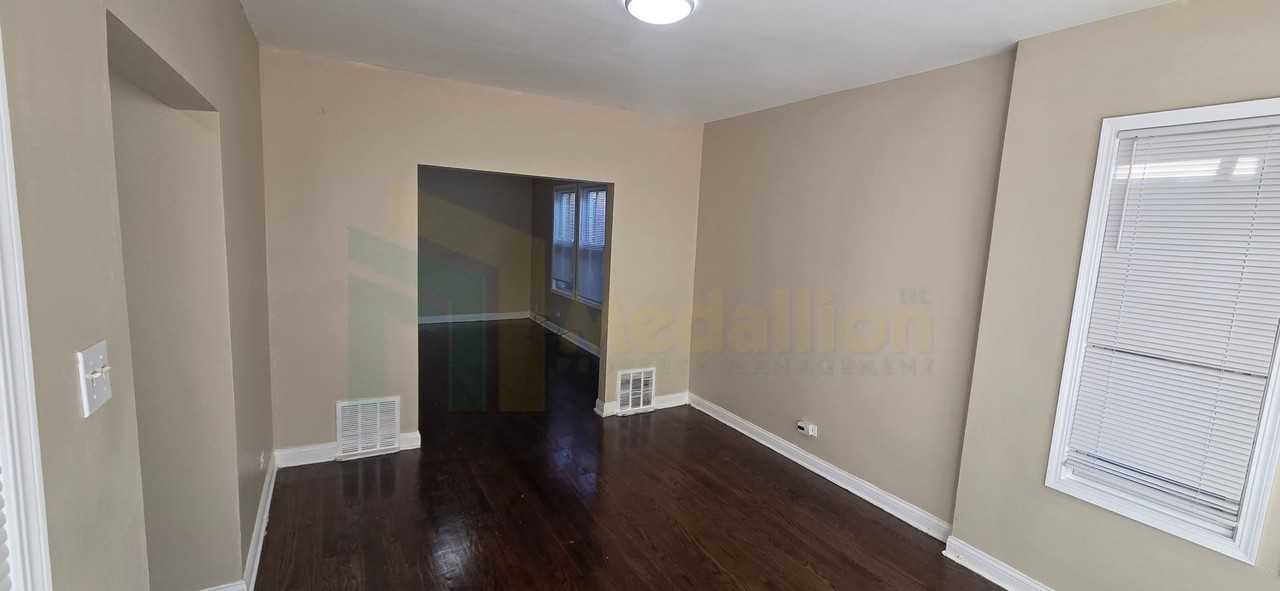 8547 S Carpenter St - Photo 4 of 26