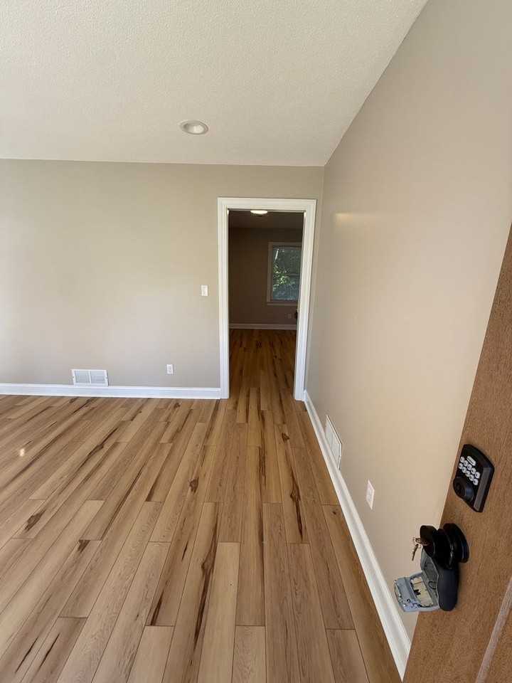 2711 Webb St - Photo 5 of 31