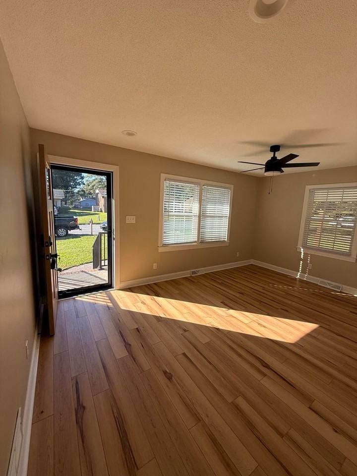 2711 Webb St - Photo 6 of 31