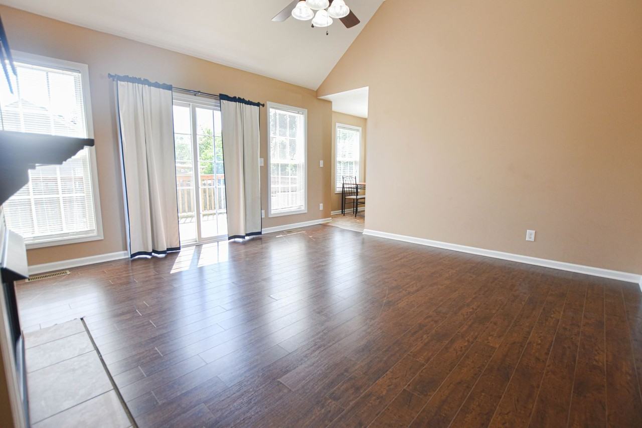 1029 Freedom Dr - Photo 4 of 16