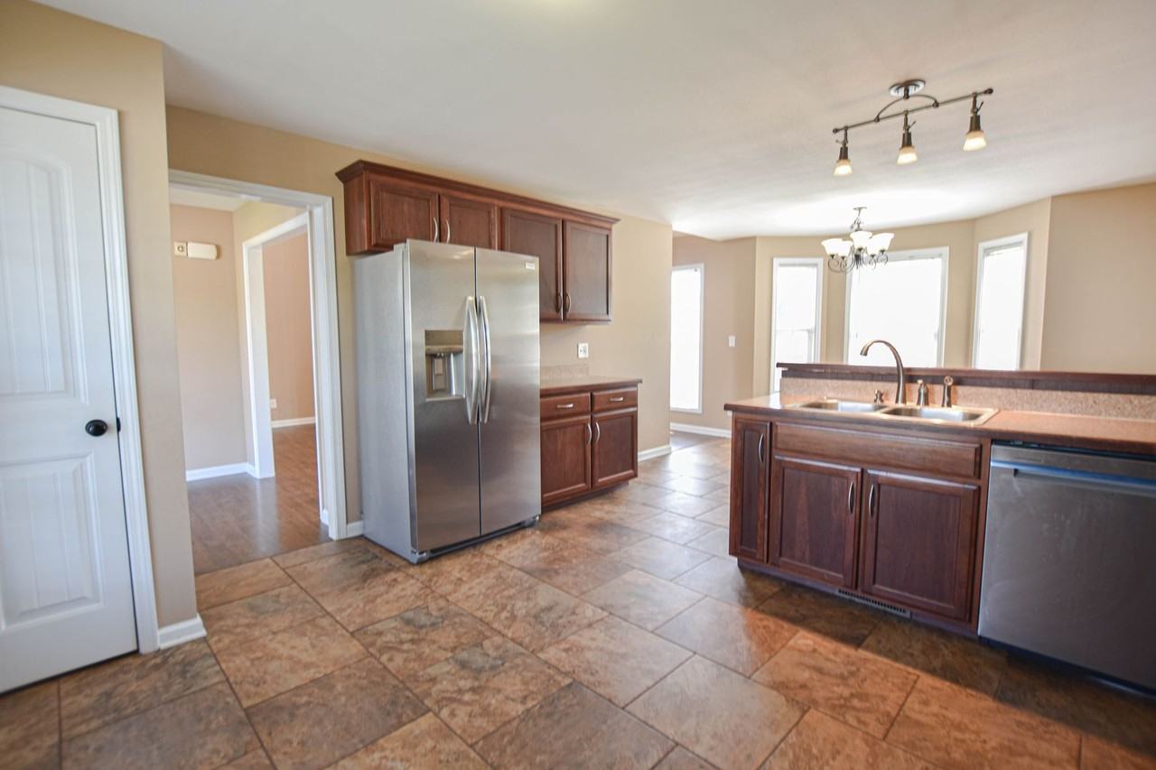 1029 Freedom Dr - Photo 5 of 16