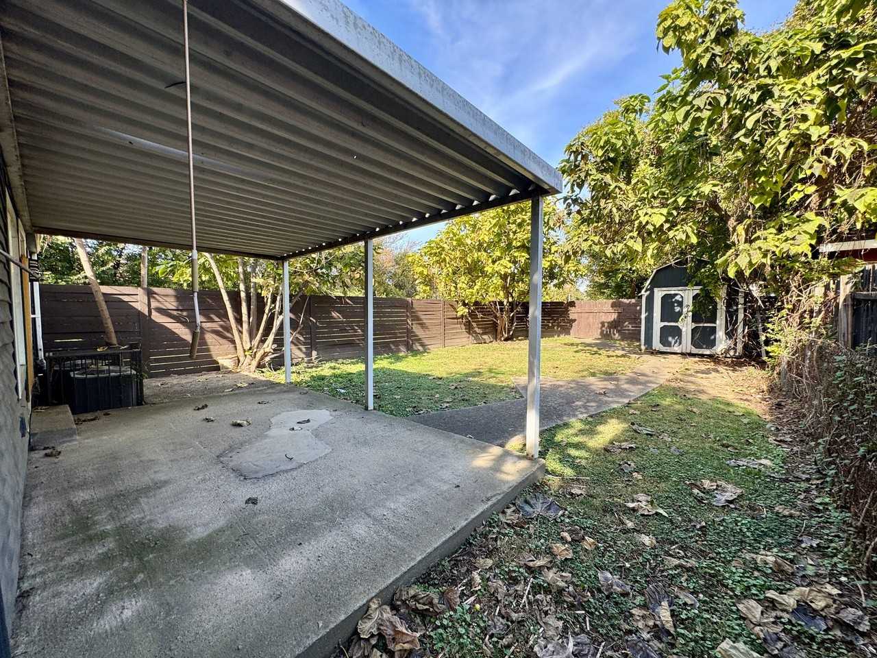 323 E Oak St - Photo 2 of 17