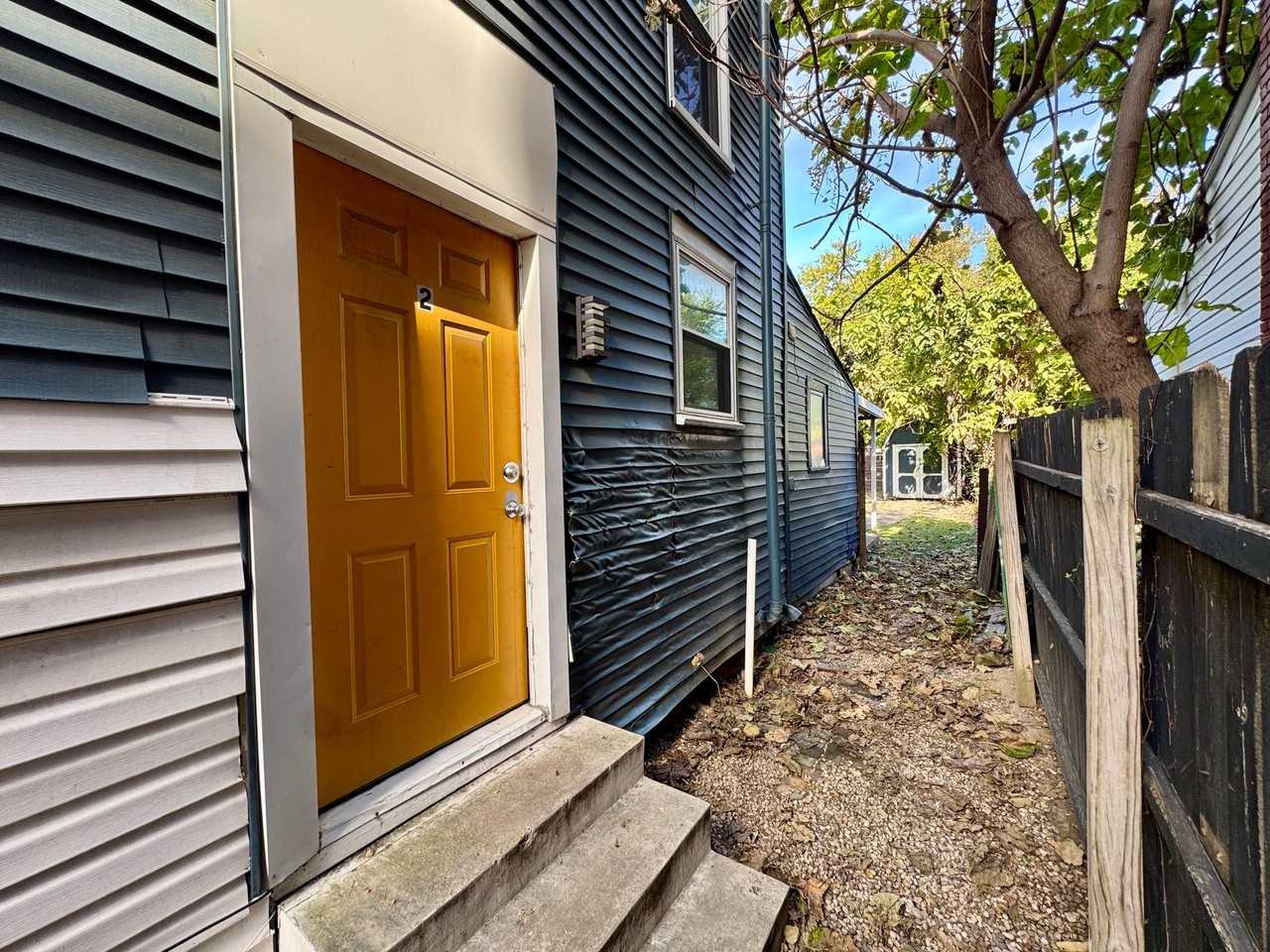 323 E Oak St - Photo 3 of 17