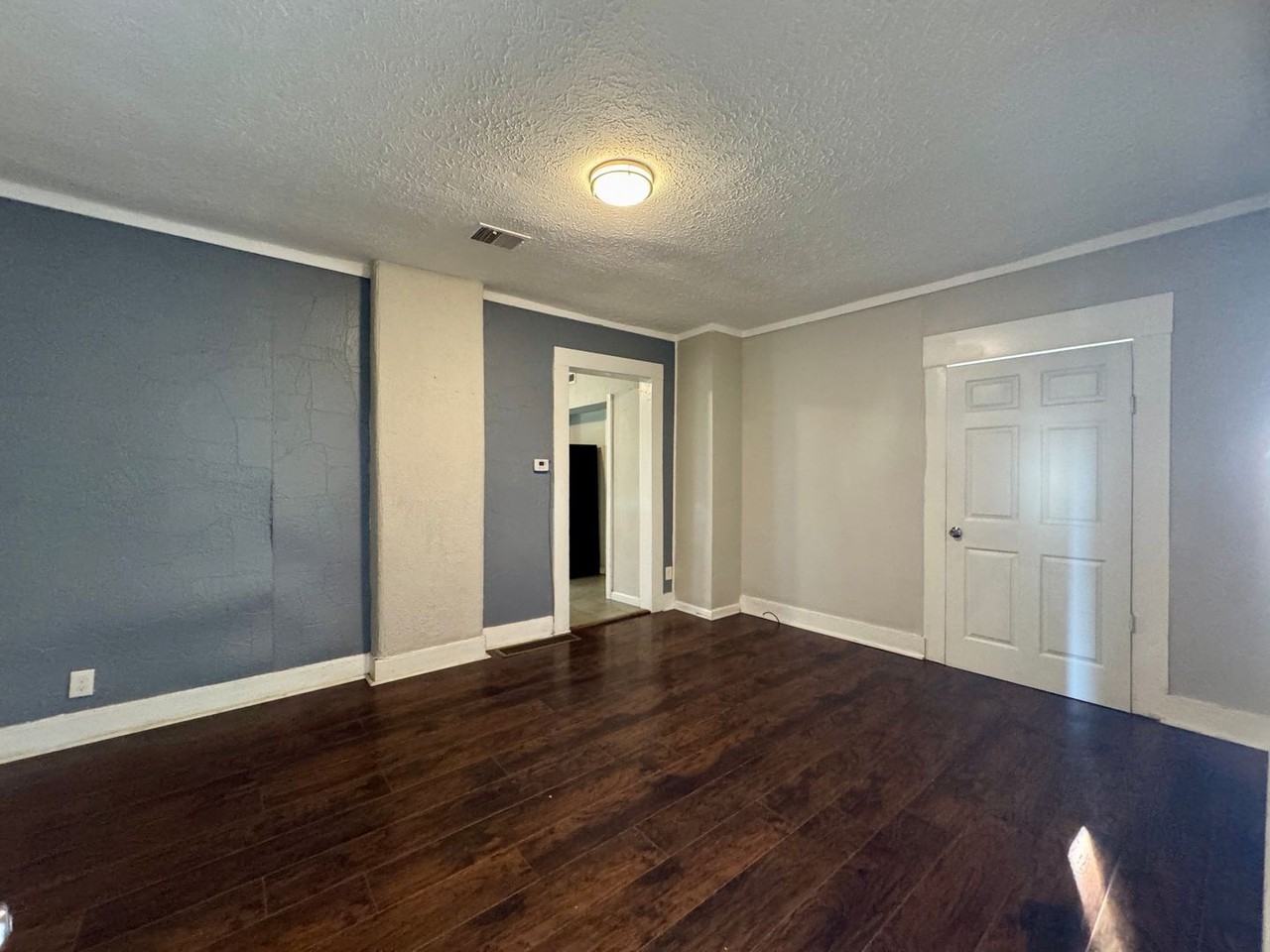 323 E Oak St - Photo 5 of 17