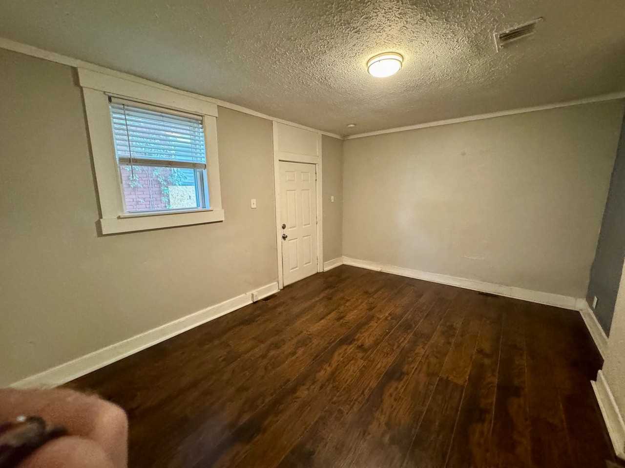 323 E Oak St - Photo 6 of 17