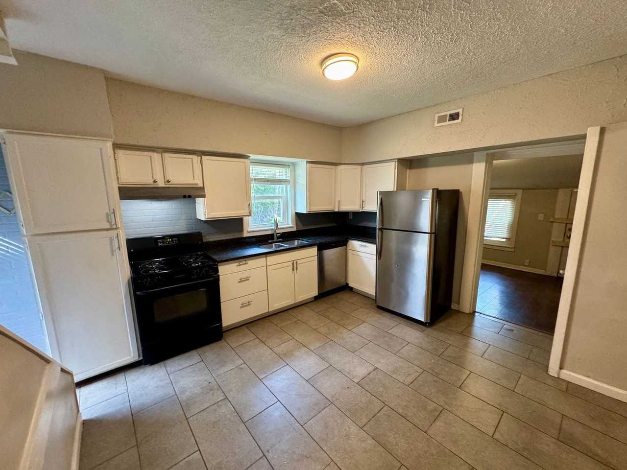 323 E Oak St - Photo 7 of 17