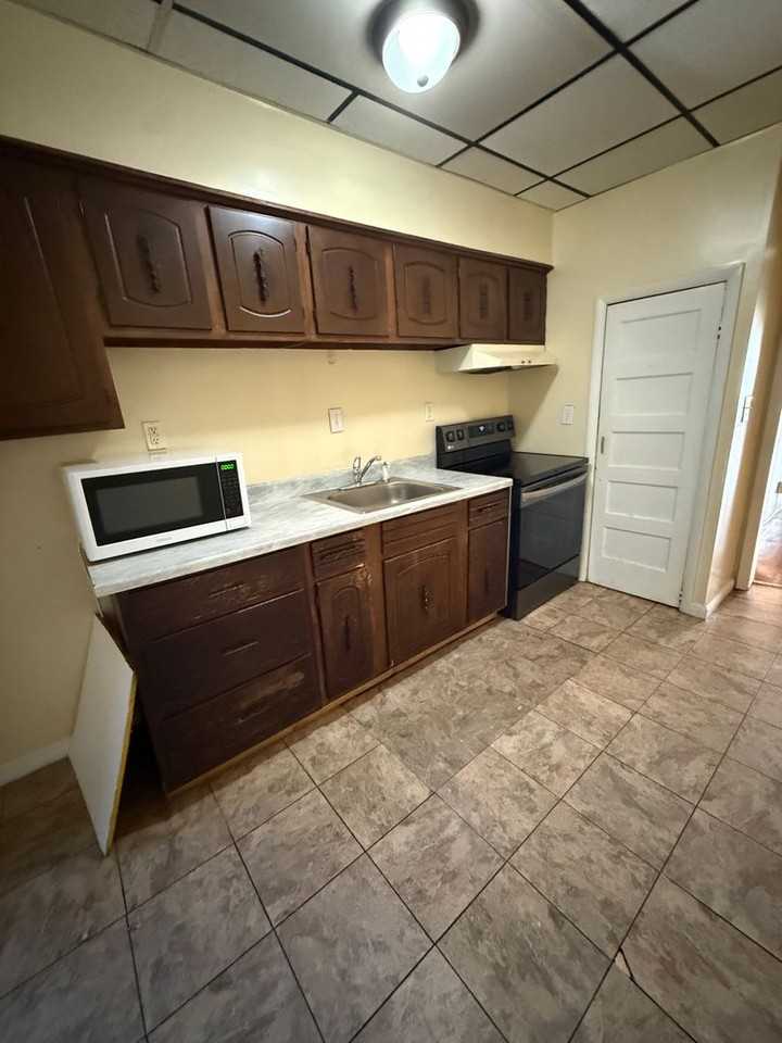 1566 Quarrier Street - Photo 5 of 20