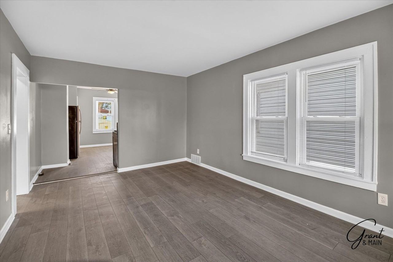 705 Cleophus Pkwy - Photo 2 of 23