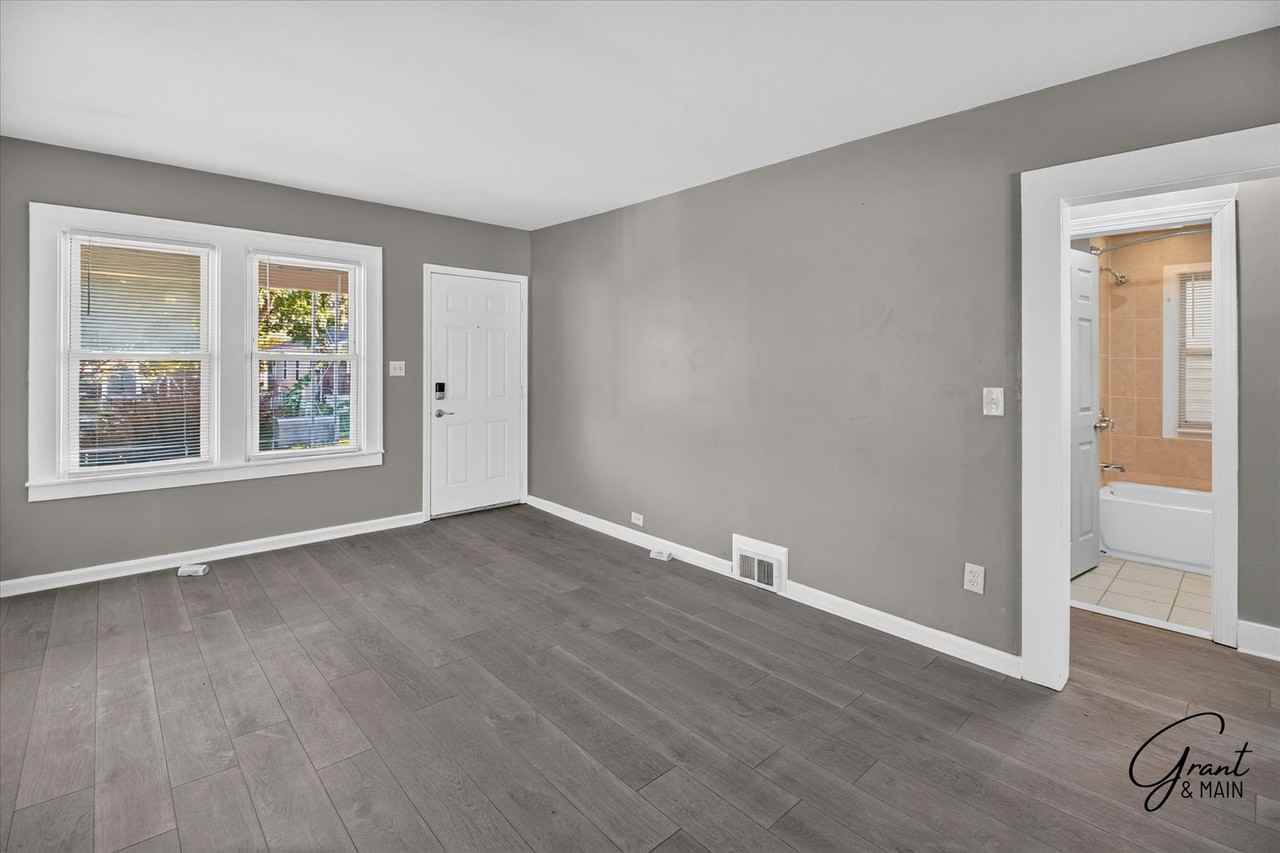 705 Cleophus Pkwy - Photo 3 of 23
