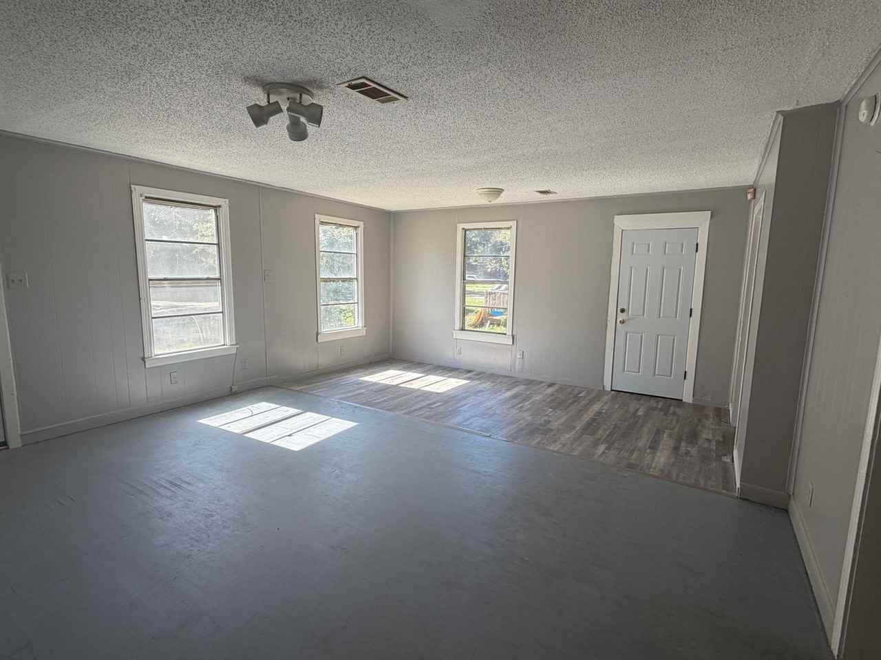 2820 Essex St - Photo 2 of 15