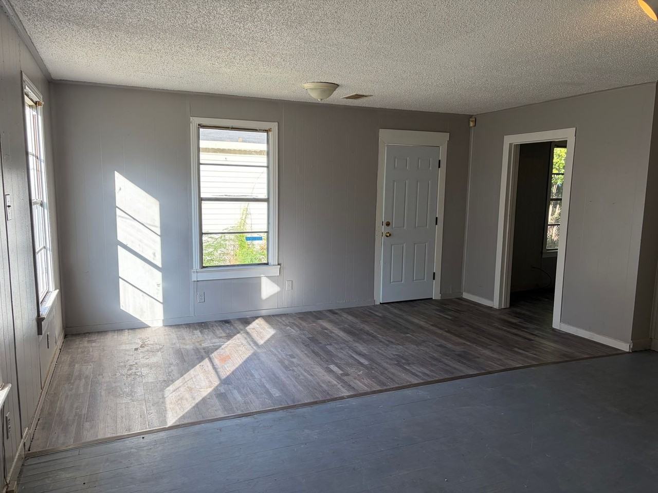 2820 Essex St - Photo 4 of 15