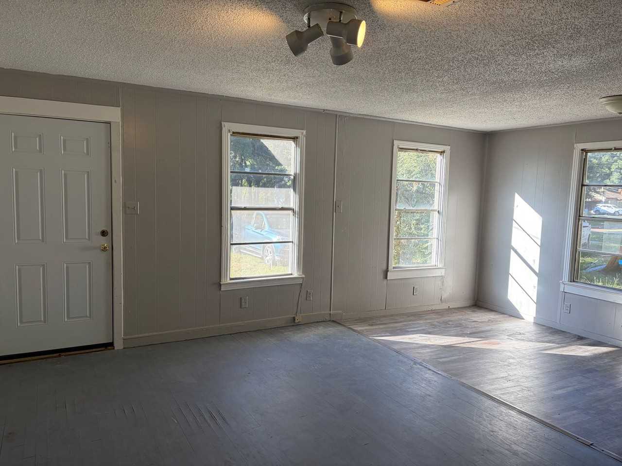 2820 Essex St - Photo 5 of 15