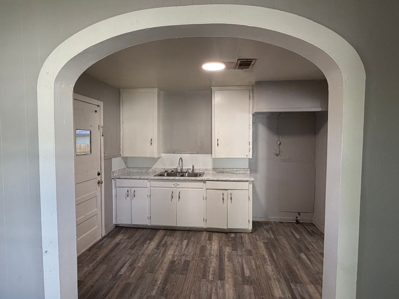 2820 Essex St - Photo 6 of 15