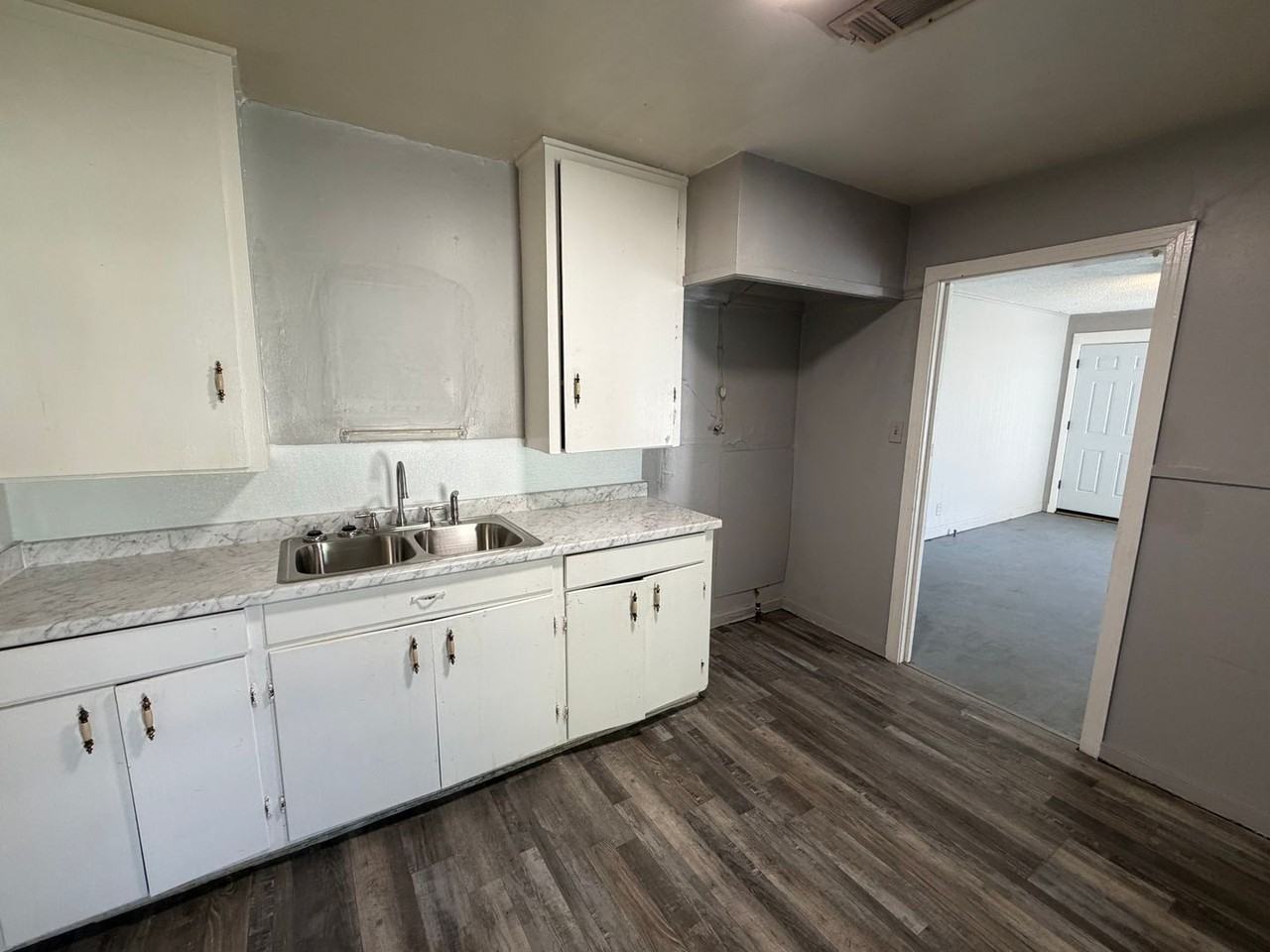 2820 Essex St - Photo 7 of 15
