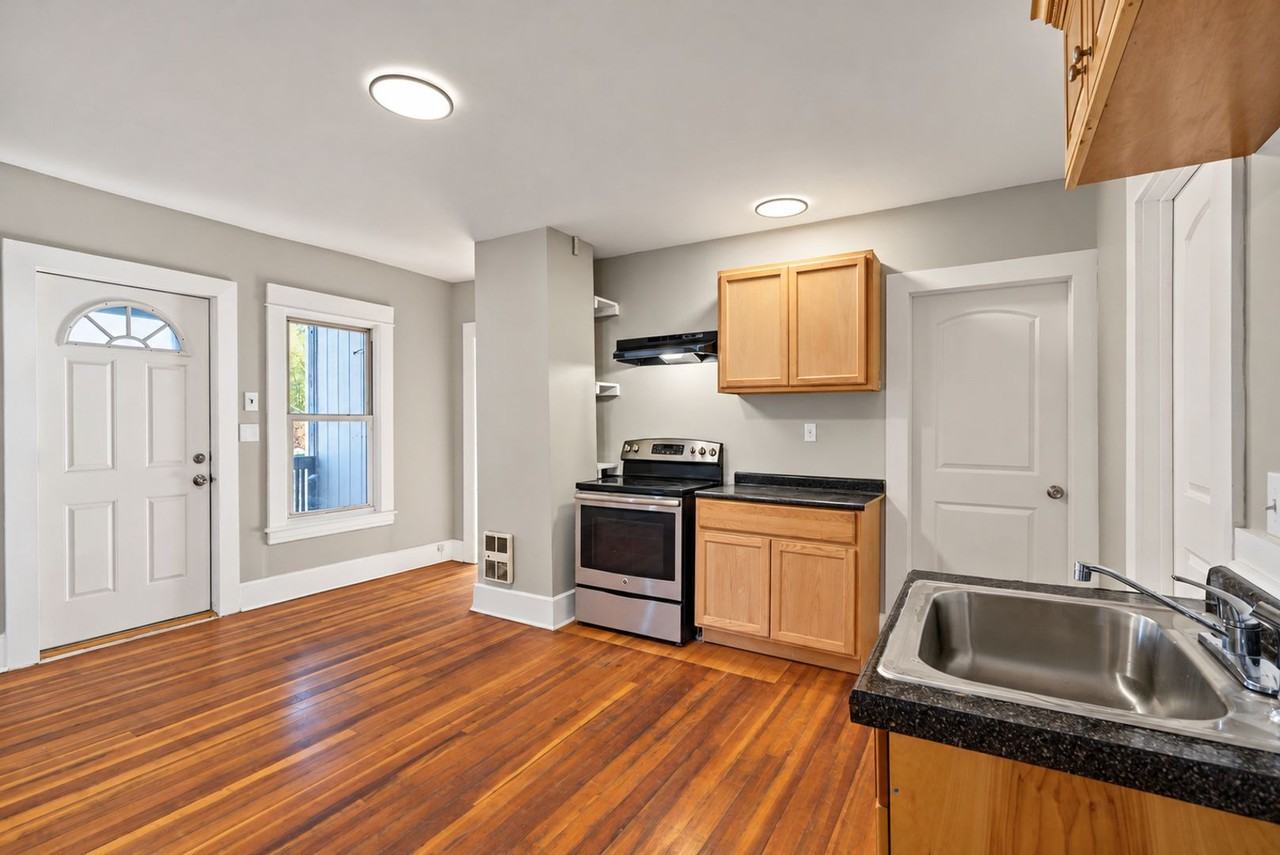 158 Narragansett Blvd - Photo 4 of 22