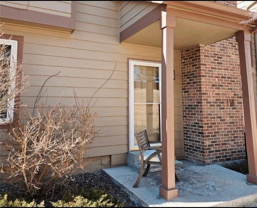 886 Summer Dr - Photo 2 of 25