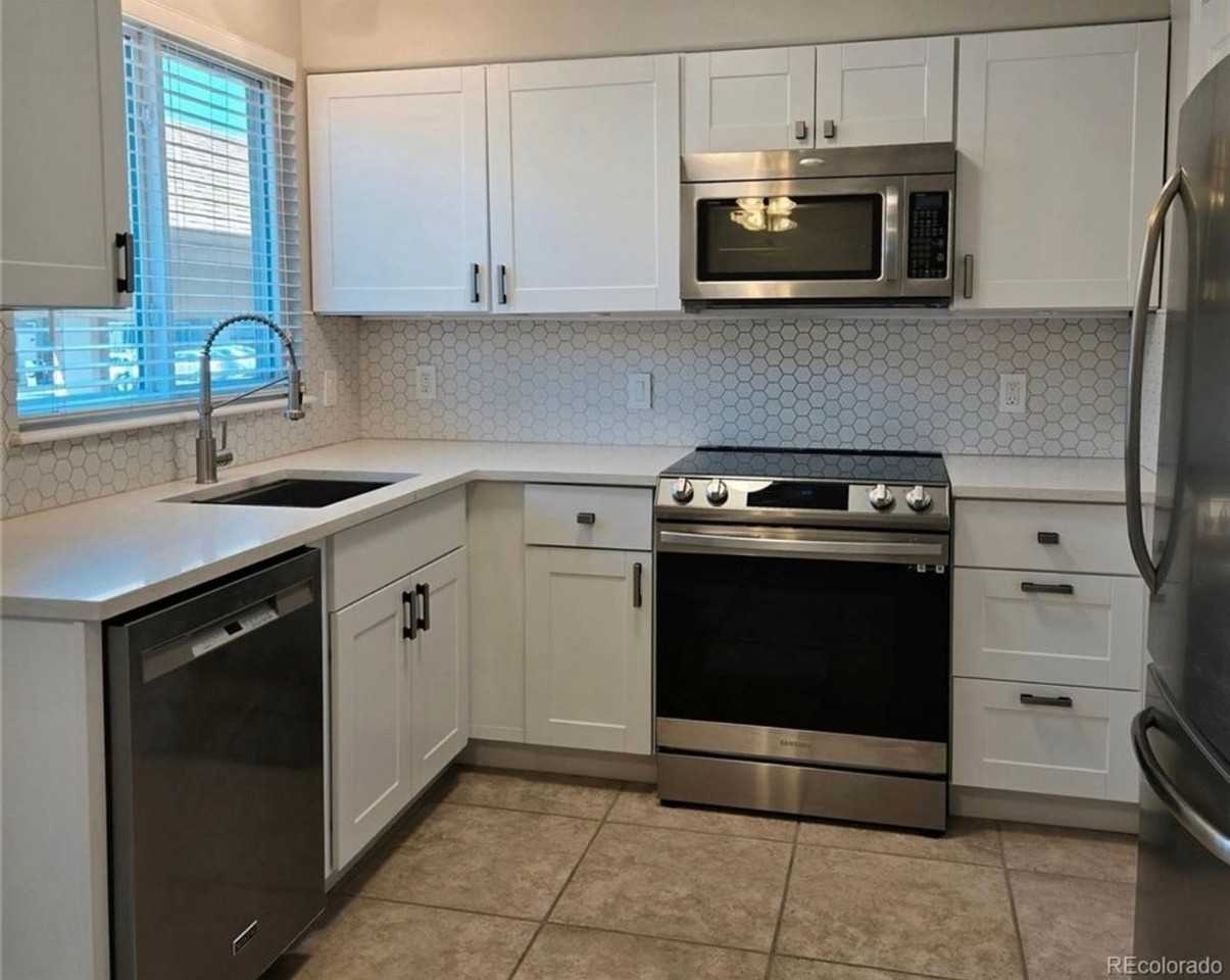 886 Summer Dr - Photo 3 of 25