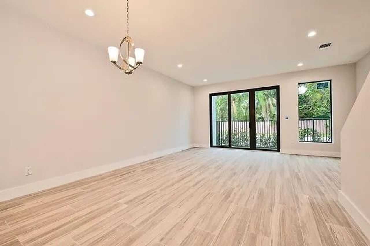 120 Ne 12th St - Photo 3 of 16
