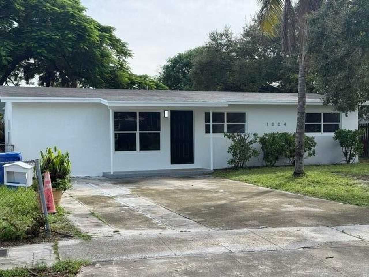 1004 Sw 22nd Ave - Photo 4 of 13