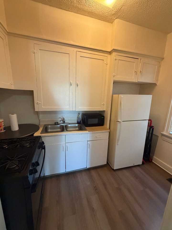 639 Forest Ave - Photo 4 of 10