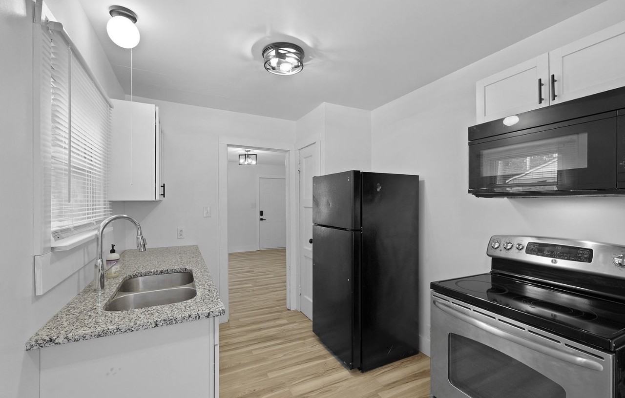 1422 E 49th St #NA - Photo 6 of 9