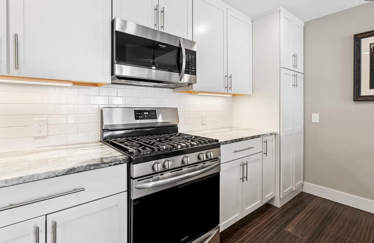 825 7th St #208 - Photo 5 of 24