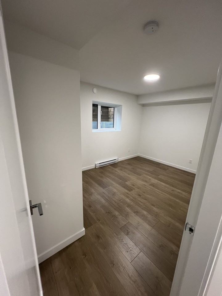 20451 76a Ave - Photo 4 of 8