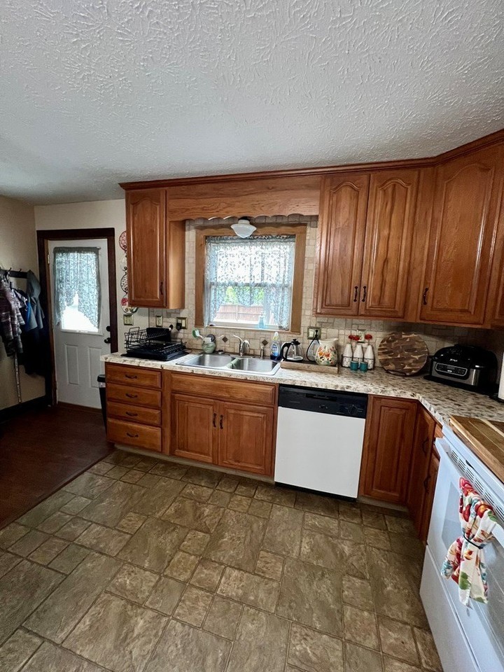 1461 Ritter Dr - Photo 7 of 29