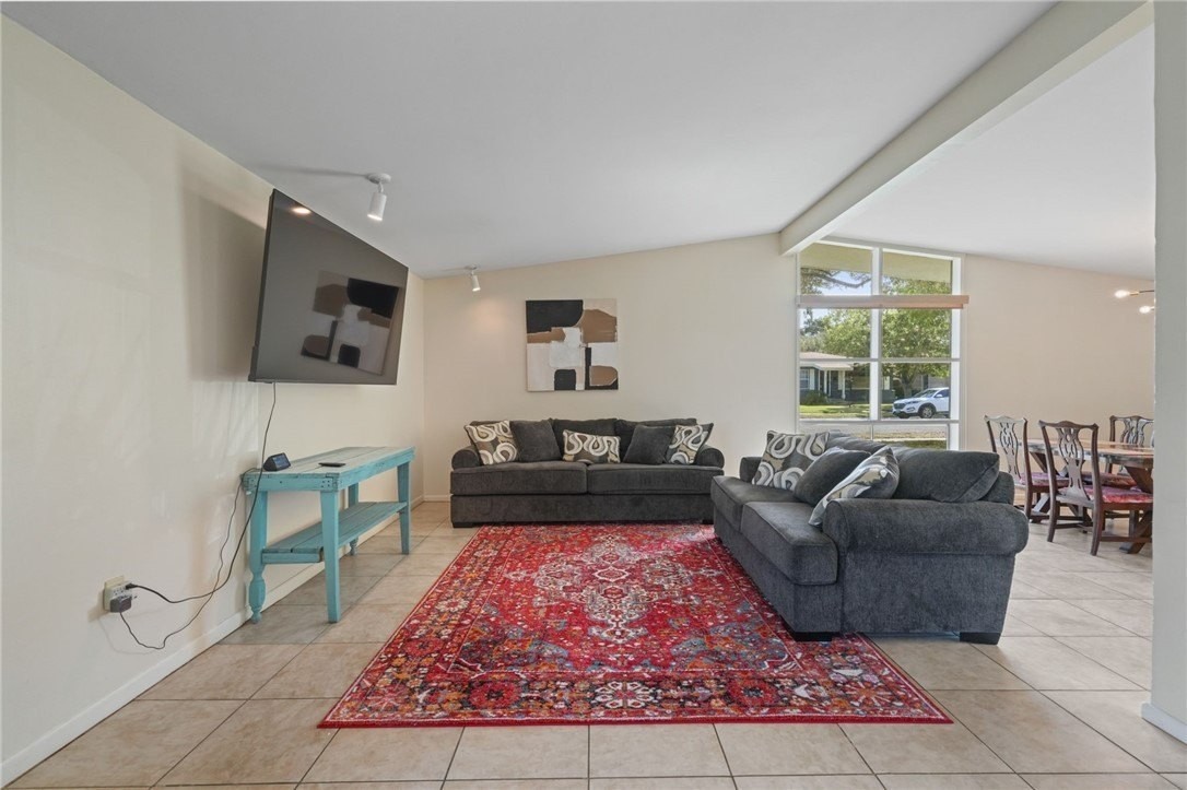 918 Dolphin Pl - Photo 3 of 23