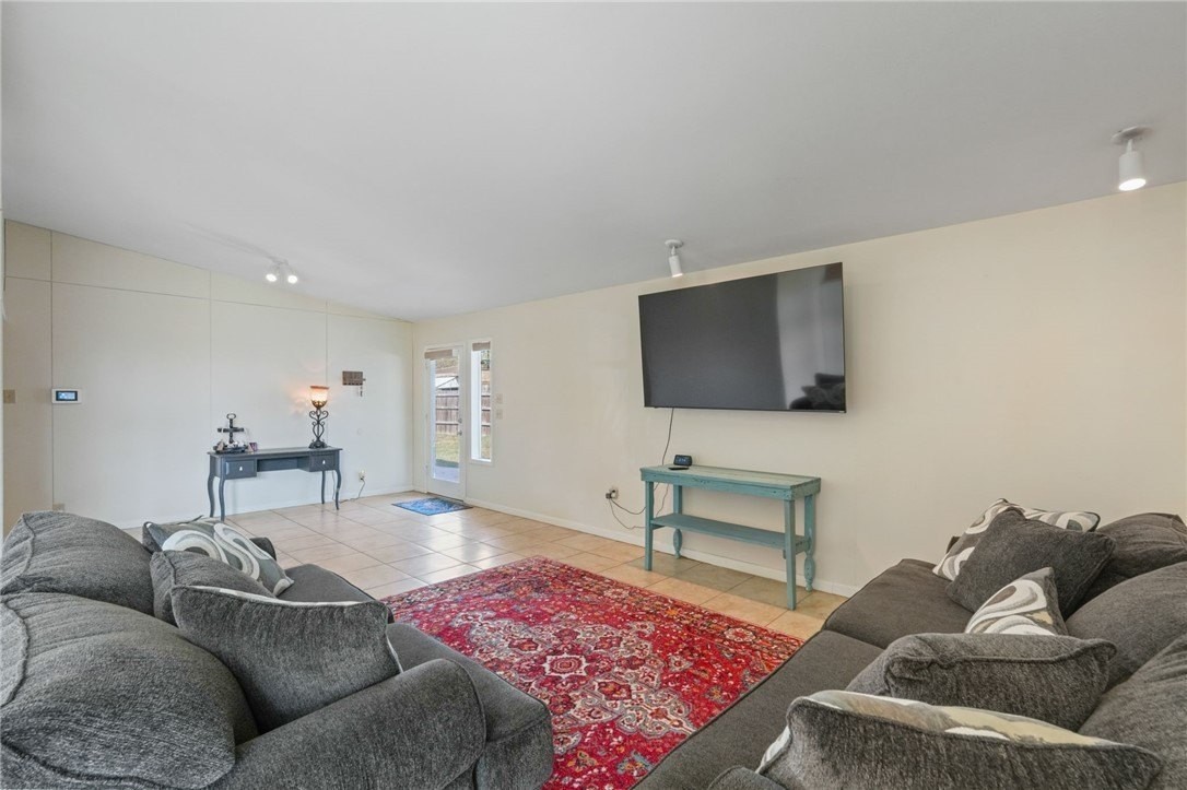 918 Dolphin Pl - Photo 4 of 23