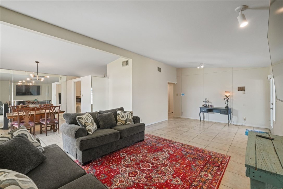 918 Dolphin Pl - Photo 6 of 23