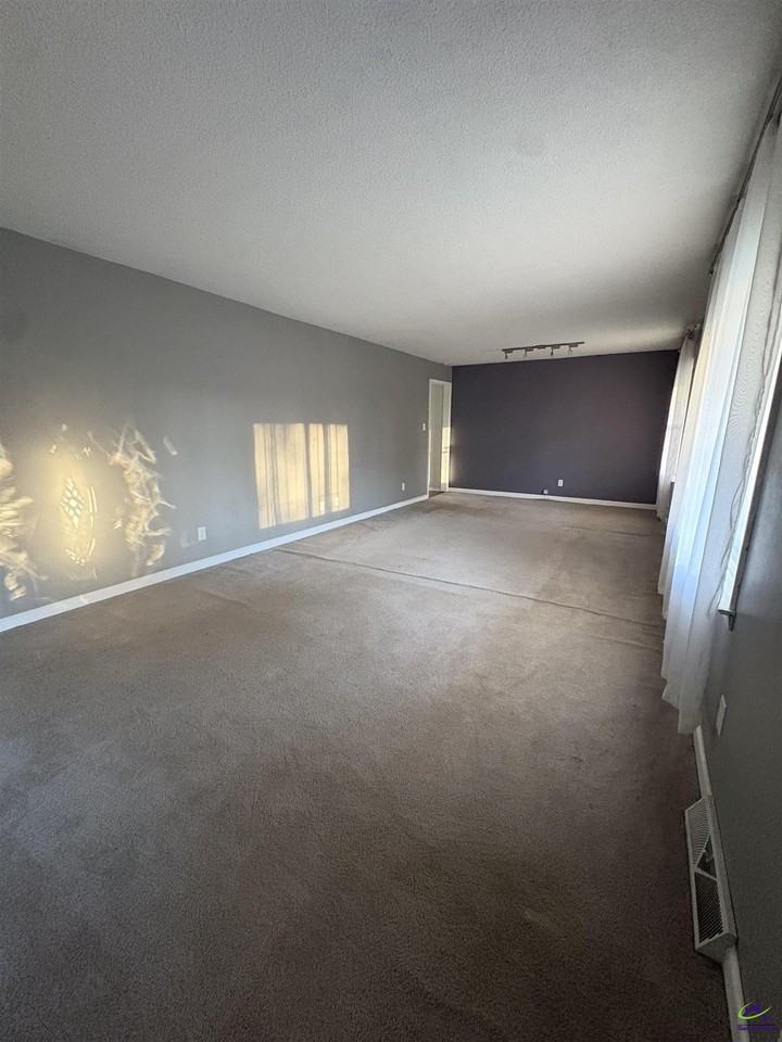 202 Highland Dr - Photo 2 of 19