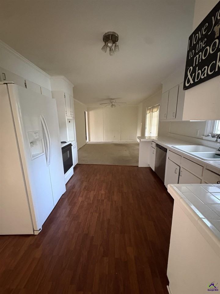 202 Highland Dr - Photo 4 of 19