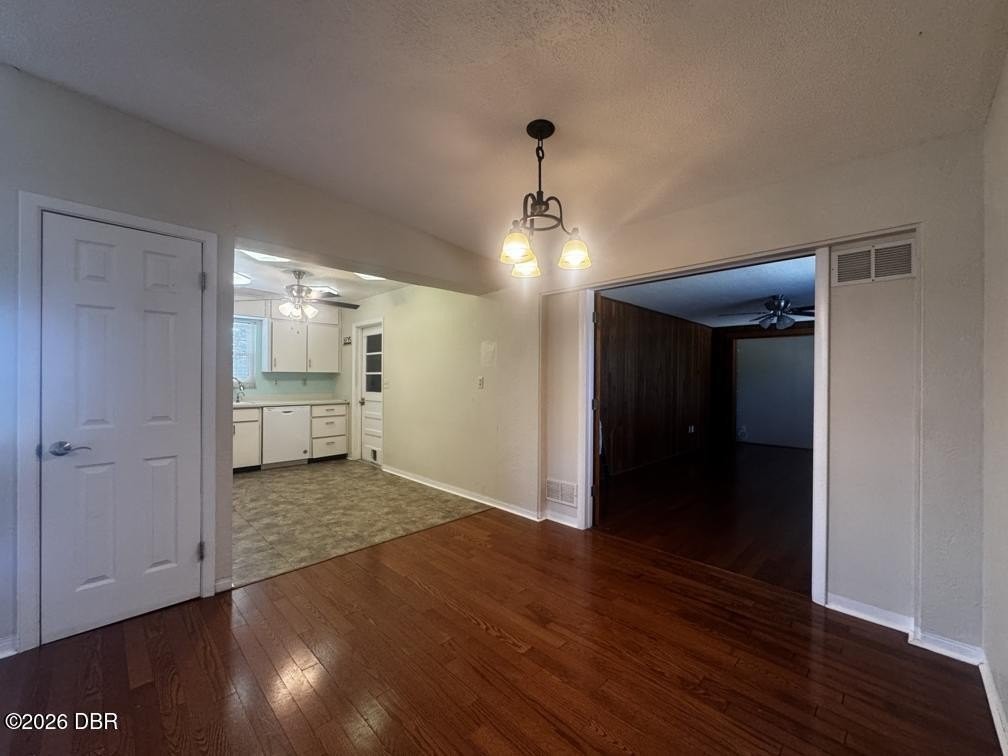 123 Bridgeport Rd - Photo 6 of 25