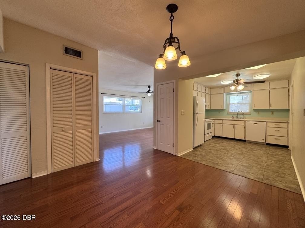 123 Bridgeport Rd - Photo 7 of 25