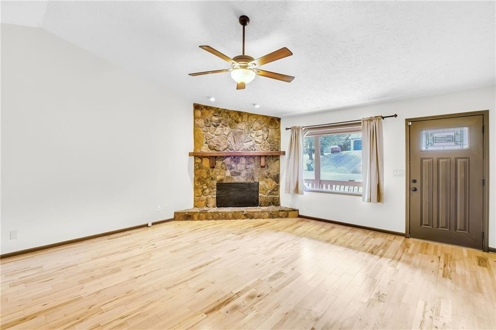256 Park Ave - Photo 7 of 29