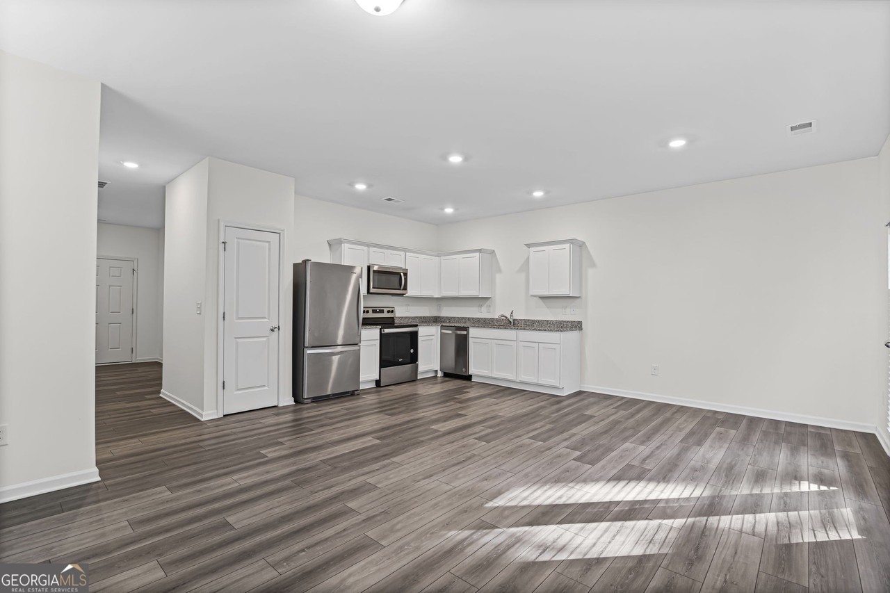 407 Kings Cross Way - Photo 5 of 33