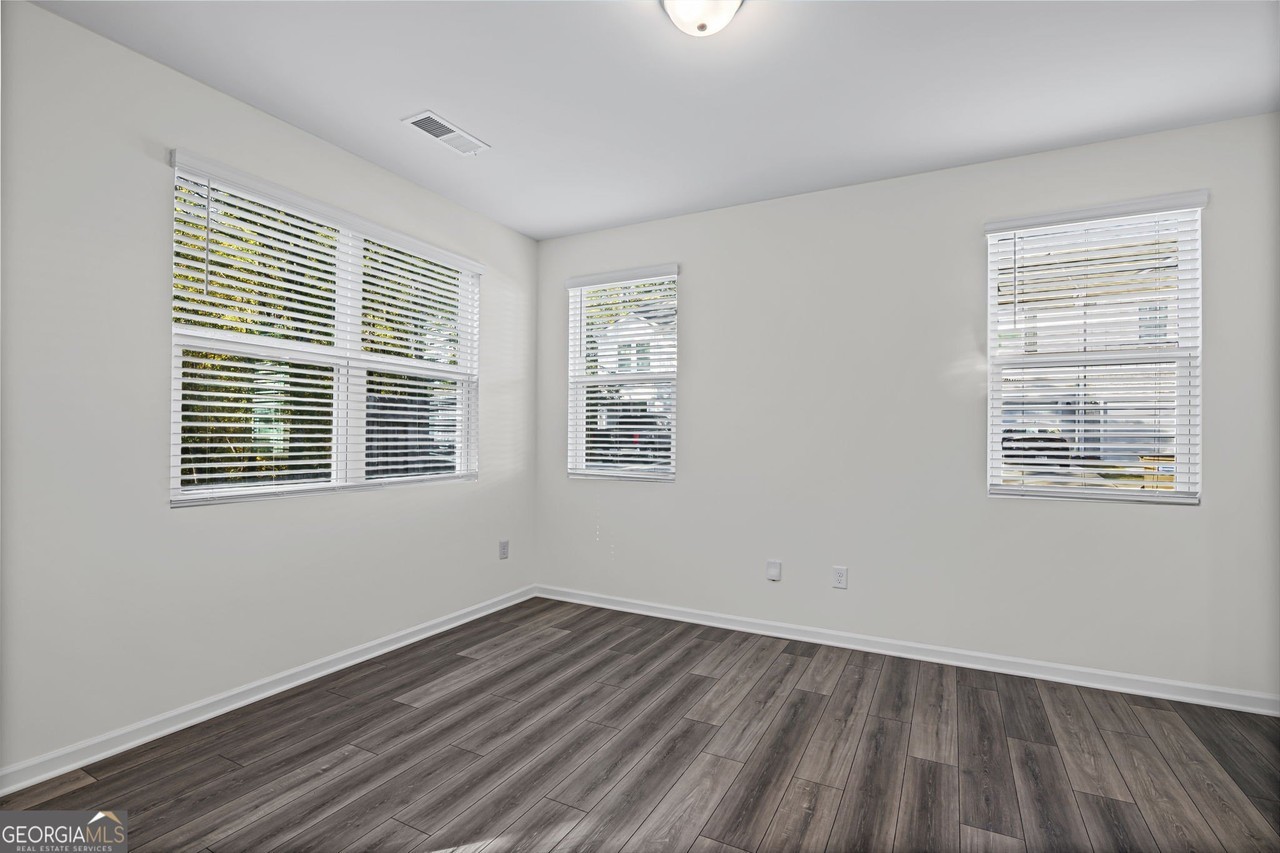 407 Kings Cross Way - Photo 6 of 33