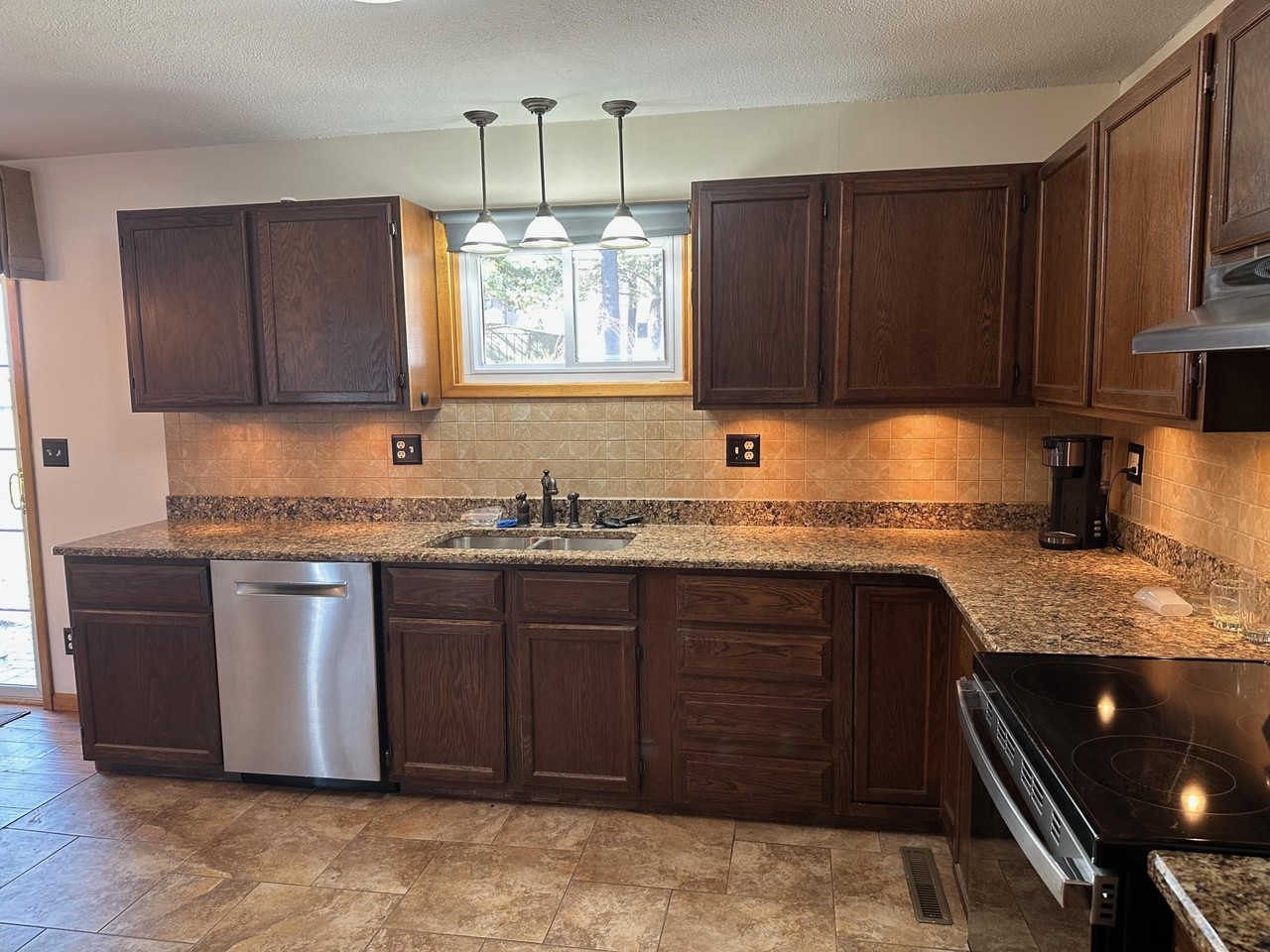 371 Greenbrier Dr - Photo 3 of 32