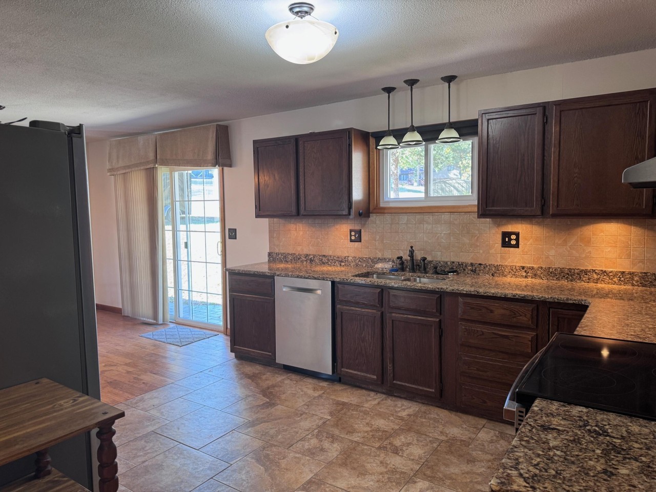 371 Greenbrier Dr - Photo 6 of 32